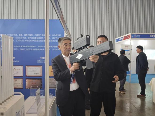 成都国防科技展次日速递空御科技展位热度不减(图2)